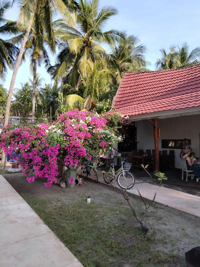 Juliantos By The Sea Hotel Gili Air Exterior photo