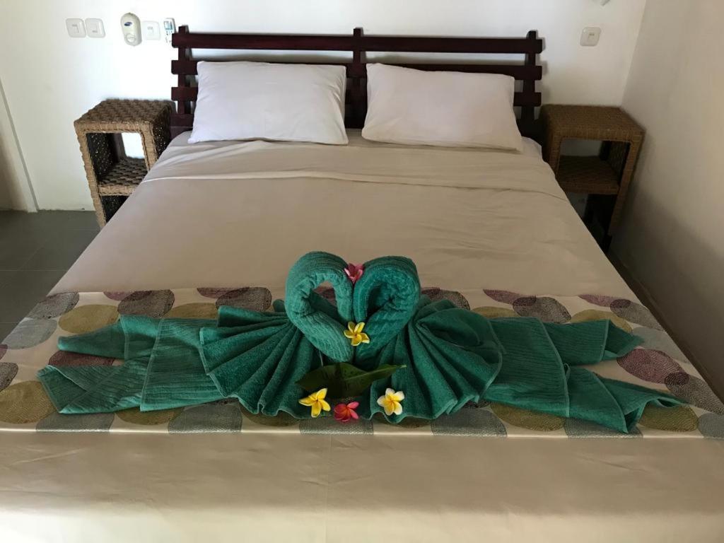 Juliantos By The Sea Hotel Gili Air Exterior photo
