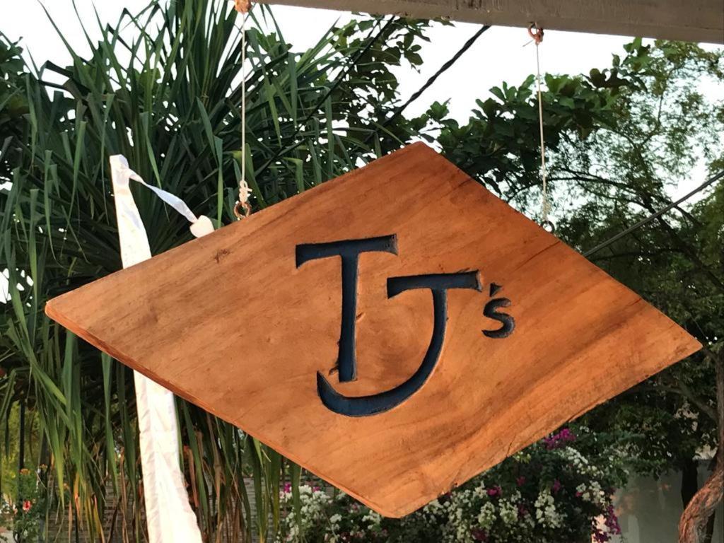Juliantos By The Sea Hotel Gili Air Exterior photo