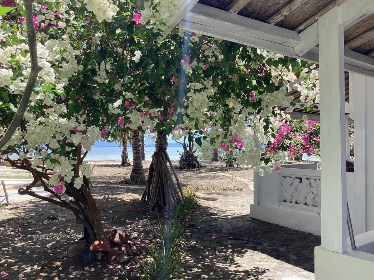 Juliantos By The Sea Hotel Gili Air Exterior photo