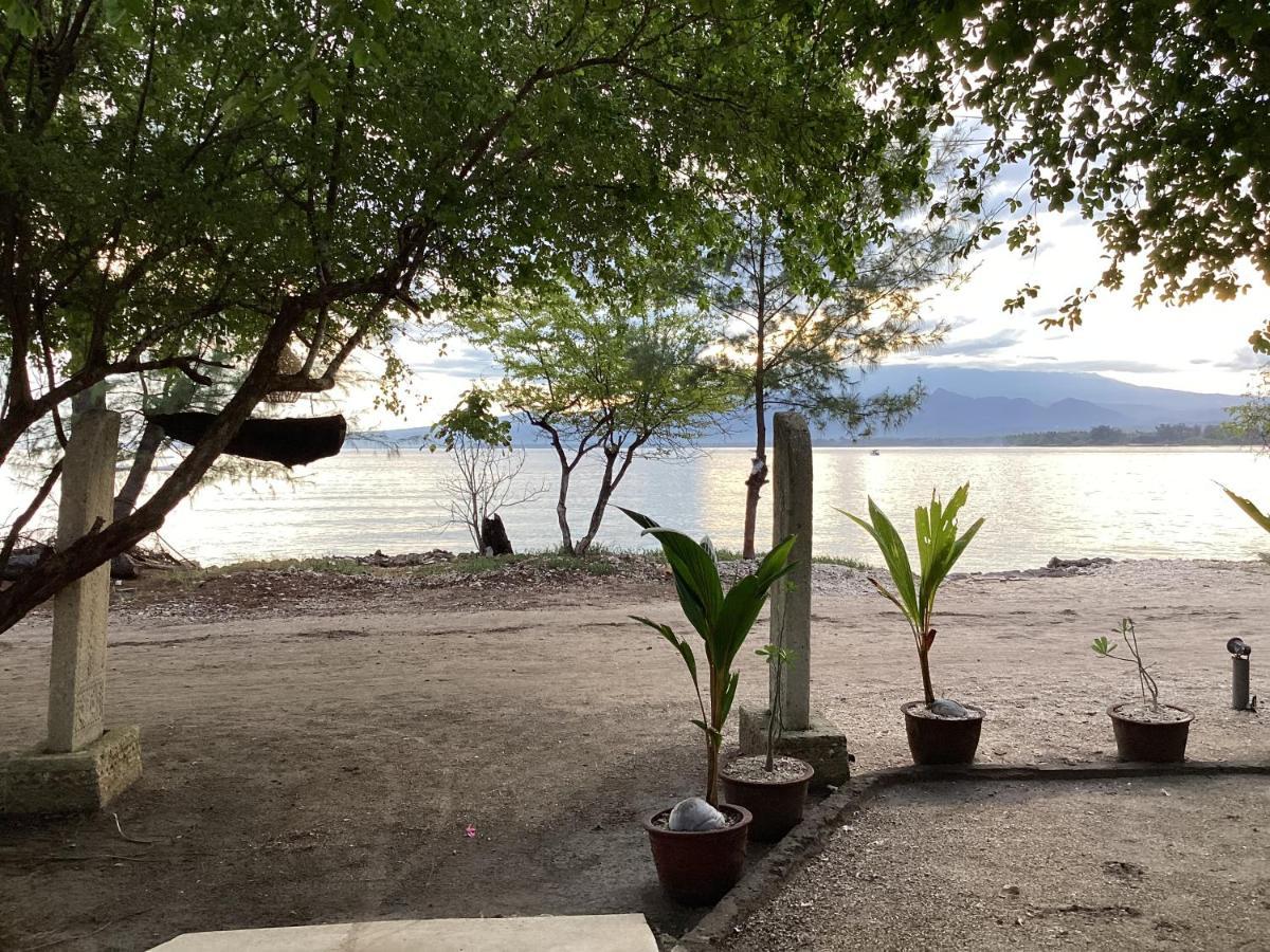 Juliantos By The Sea Hotel Gili Air Exterior photo