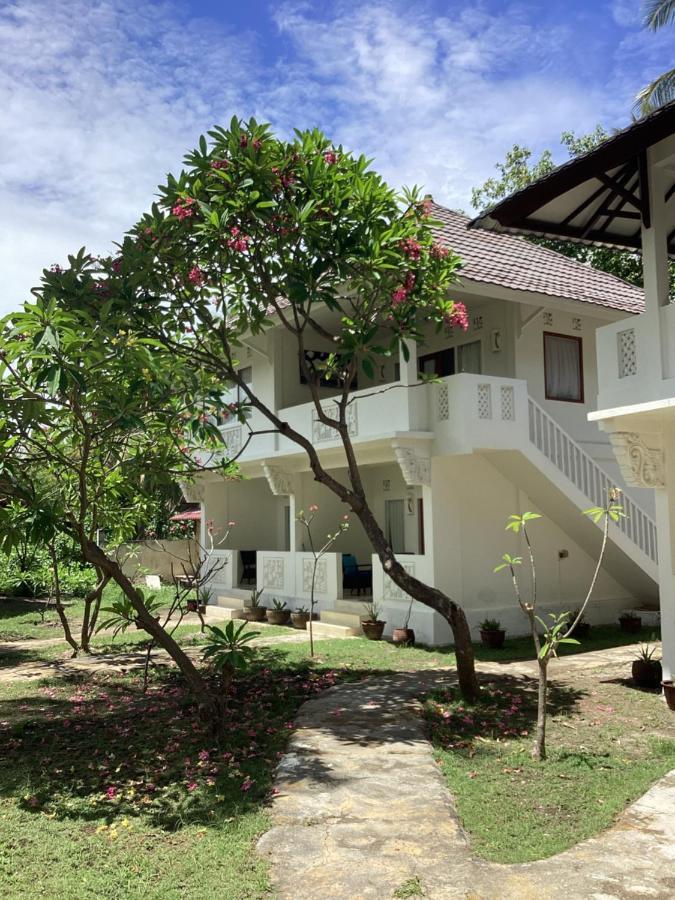 Juliantos By The Sea Hotel Gili Air Exterior photo