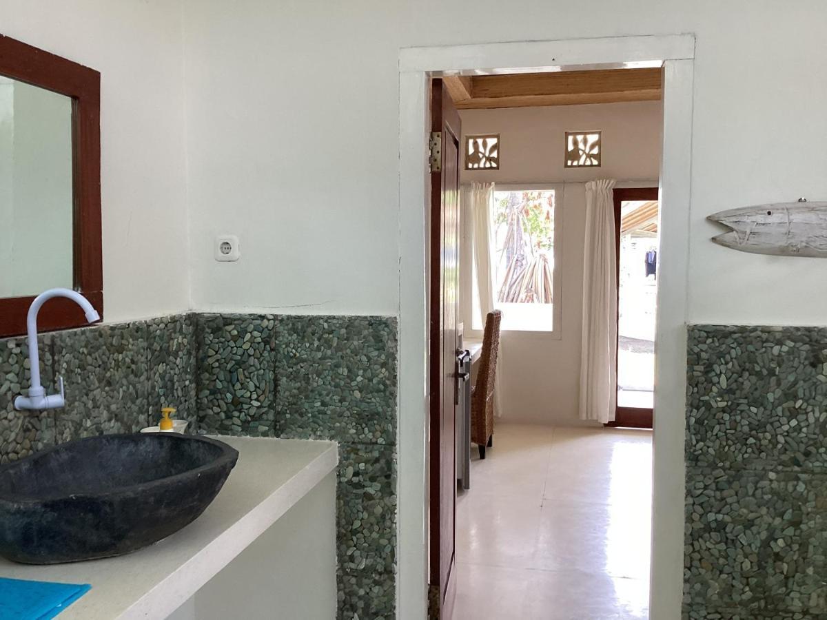 Juliantos By The Sea Hotel Gili Air Exterior photo