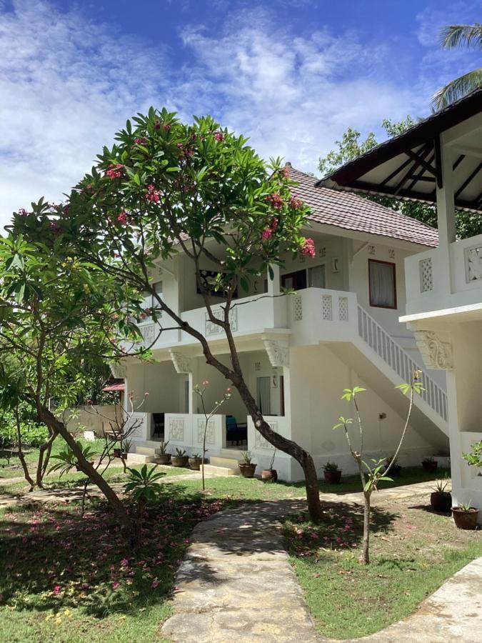 Juliantos By The Sea Hotel Gili Air Exterior photo