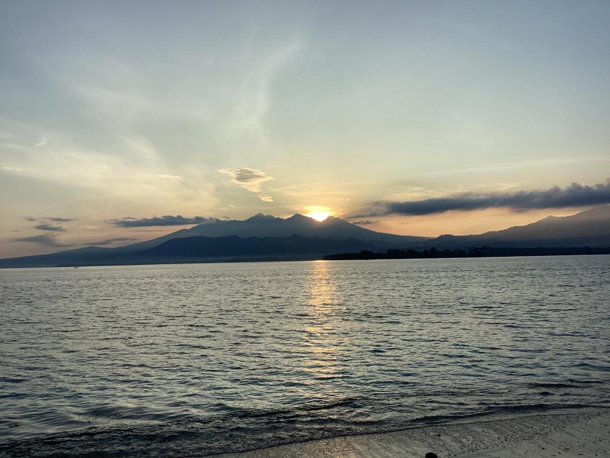 Juliantos By The Sea Hotel Gili Air Exterior photo