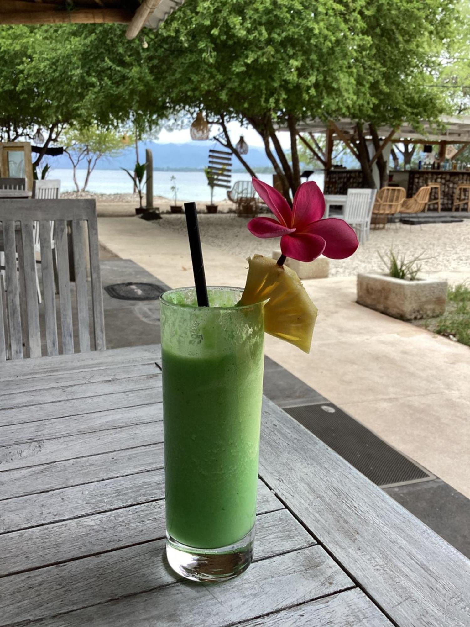 Juliantos By The Sea Hotel Gili Air Exterior photo